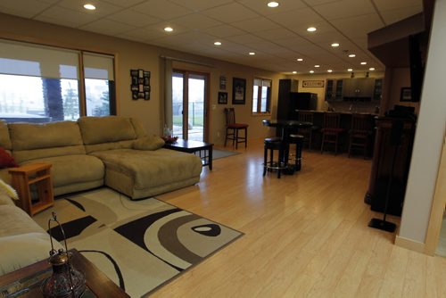 HOMES - 90 Vintage Hills Court. Downstairs rec room. BORIS MINKEVICH / WINNIPEG FREE PRESS  NOV 10, 2015