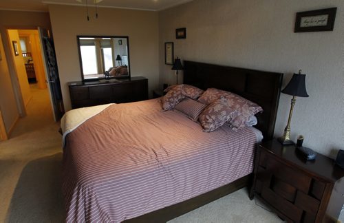 HOMES - 90 Vintage Hills Court. Master bedroom. BORIS MINKEVICH / WINNIPEG FREE PRESS  NOV 10, 2015