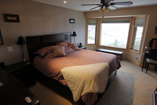 HOMES - 90 Vintage Hills Court. Master bedroom. BORIS MINKEVICH / WINNIPEG FREE PRESS  NOV 10, 2015