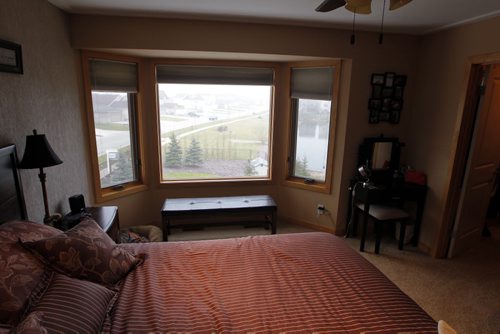 HOMES - 90 Vintage Hills Court. Master bedroom. BORIS MINKEVICH / WINNIPEG FREE PRESS  NOV 10, 2015