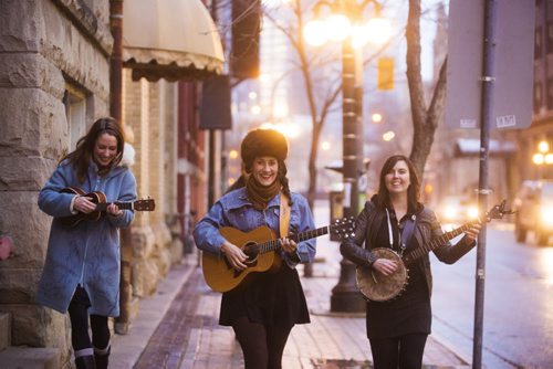 Winnipeg folk trio Sweet Alibi (Amber Quesnel, Jess Rae Ayre, and Michelle Anderson) play in the Exchange District in Winnipeg on Monday, Nov. 16, 2015.   (Mikaela MacKenzie/Winnipeg Free Press)