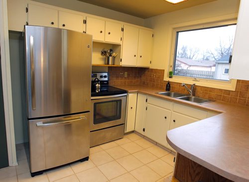 USED HOME - 87 Rizzuto Bay in Mission Gardens. Kitchen. BORIS MINKEVICH / WINNIPEG FREE PRESS  NOV 17, 2015