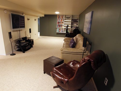 USED HOME - 87 Rizzuto Bay in Mission Gardens. Basement rec room. BORIS MINKEVICH / WINNIPEG FREE PRESS  NOV 17, 2015