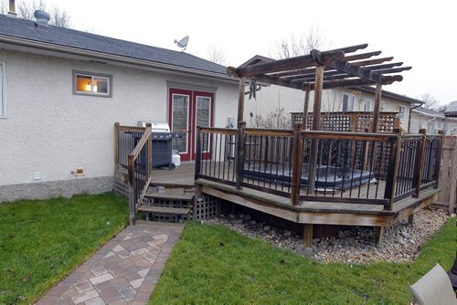 USED HOME - 87 Rizzuto Bay in Mission Gardens. Back yard is made for entertaining. BORIS MINKEVICH / WINNIPEG FREE PRESS  NOV 17, 2015