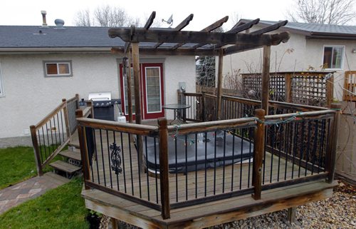 USED HOME - 87 Rizzuto Bay in Mission Gardens. Back yard is made for entertaining. BORIS MINKEVICH / WINNIPEG FREE PRESS  NOV 17, 2015