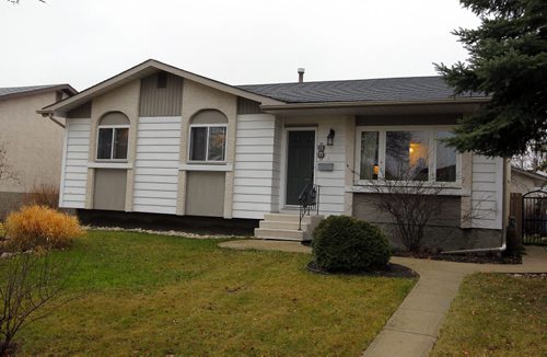 USED HOME - 87 Rizzuto Bay in Mission Gardens. Curb appeal is good. BORIS MINKEVICH / WINNIPEG FREE PRESS  NOV 17, 2015