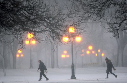 Pedestrians walk through the blustery snow near the Manitoba Legislature Thursday -Standup PhotoNov 19, 2015   (JOE BRYKSA / WINNIPEG FREE PRESS)