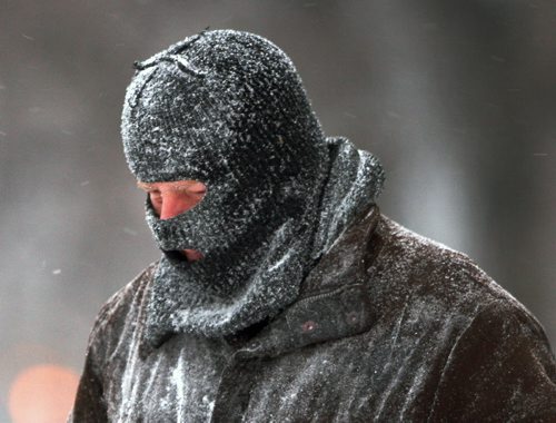 A tough Winnipeg pedestrians walks on Osborne St N in Thursday -Standup PhotoNov 19, 2015   (JOE BRYKSA / WINNIPEG FREE PRESS)