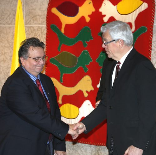 Premier Greg Selinger and Nunavut Premier Peter Taptuna,at left, shake hands at the signing of memorandum of understanding extension between Manitoba and Nunavut for trade, energy and culture at the Winnipeg Art Gallery Thursday. The wall hanging by Irene Tiktaalaaq is be part of the collection of of fine art from Nunavut that will be coming to the WAG as a temporary home for the art work. Larry Kusch story Wayne Glowacki / Winnipeg Free Press Nov. 19   2015