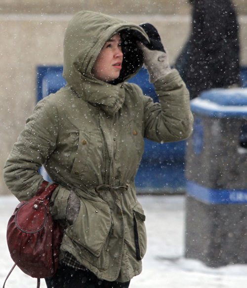 Wicked weather wears on Winnipegers today. Sydney Kurbis makes her way down Edmonton Street. BORIS MINKEVICH / WINNIPEG FREE PRESS  NOV 19, 2015