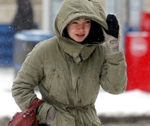 Wicked weather wears on Winnipegers today. Sydney Kurbis makes her way down Edmonton Street. BORIS MINKEVICH / WINNIPEG FREE PRESS  NOV 19, 2015
