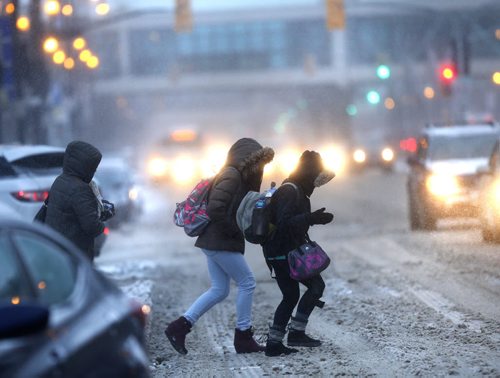Pedestrians cross Portage Ave. near the University of Winnipeg on a blustery Thursday afternoon. For Randy Turner weather story Wayne Glowacki / Winnipeg Free Press Nov. 19   2015