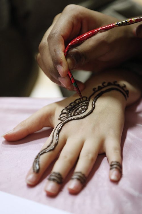 November 22, 2015 - 151122  -  Ayesha Anwar applies henna to a girl during an open house at Winnipeg's Grand Mosque Sunday, November 22, 2015.  John Woods / Winnipeg Free Press