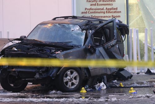 Winnipeg Police were at the scene of a crash involving an SUV and a light standard on Portage Ave. and Good St. Monday morning. The crash closed the east bound lanes of Portage Ave. Bill Redekop story.  Wayne Glowacki / Winnipeg Free Press Nov. 23   2015