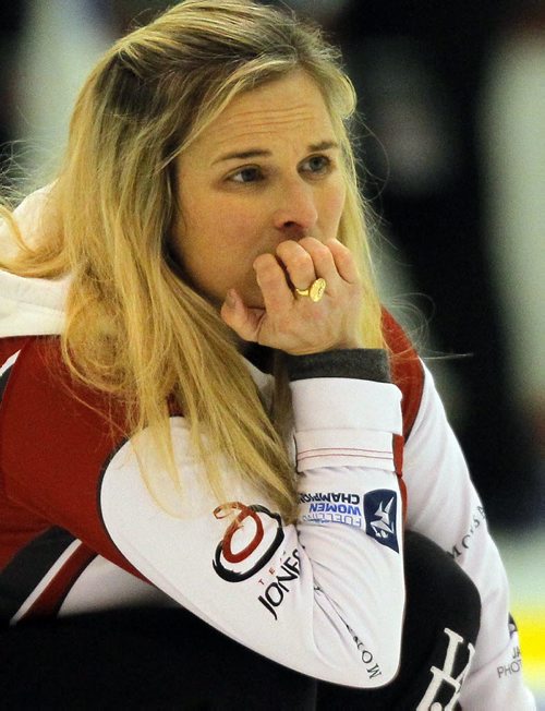 Team Jones' Jennifer Jones curling in Morris, MB at the Dekalb SuperSpiel. BORIS MINKEVICH / WINNIPEG FREE PRESS  NOV 23, 2015