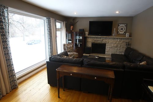 Re-sale home at 11 Vassar Road in Fort Richmond.  
Living room.
November 24, 2015 Mike Deal / Winnipeg Free Press