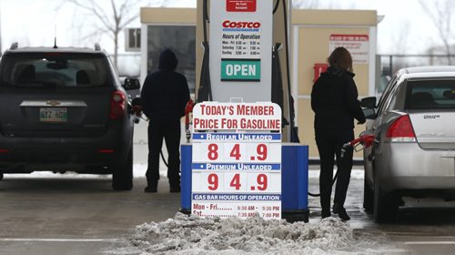 Costco members find a deal on gas at the gas bar on McGillivray Blvd. Tuesday morning. For falling gas price story. Wayne Glowacki / Winnipeg Free Press Nov. 24   2015