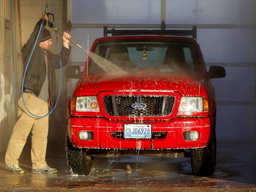 WEATHER STANDUP - Warm weather gets the local car wash on St. Annes road busy. Chris Aho blows off grime from his nice red Ford truck in the afternoon. BORIS MINKEVICH / WINNIPEG FREE PRESS  NOV 30, 2015