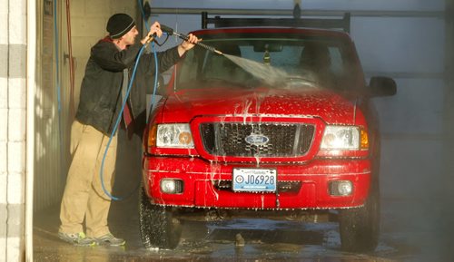 WEATHER STANDUP - Warm weather gets the local car wash on St. Annes road busy. Chris Aho blows off grime from his nice red Ford truck in the afternoon. BORIS MINKEVICH / WINNIPEG FREE PRESS  NOV 30, 2015