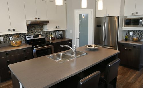 Homes. 79 Chelston Gate in Devonshire Village. The kitchen.  The realtor is Hilton Homes Spencer Curtis  Tood Lewys story   Wayne Glowacki / Winnipeg Free Press Nov. 30   2015