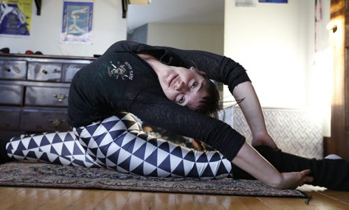 49.8 - TRAINING BASKET.   The  profile is on Samantha Halas, a contortionist and antipodist (she juggles with her feet). She is practicing poses in studio at home. Scott Billeck  story   Wayne Glowacki / Winnipeg Free Press Nov. 30   2015