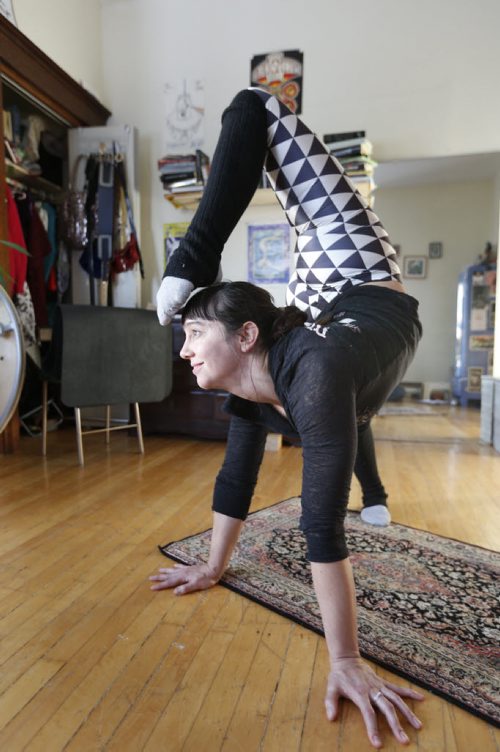 49.8 - TRAINING BASKET.   The  profile is on Samantha Halas, a contortionist and antipodist (she juggles with her feet). She is practicing poses in studio at home. Scott Billeck  story   Wayne Glowacki / Winnipeg Free Press Nov. 30   2015