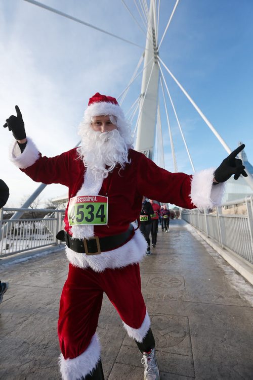 December 5, 2015 - 151205  -  Santa, a.k.a. Scott McCullouch runs in the Salvation Army Santa Shuffle Saturday, December 5, 2015. John Woods / Winnipeg Free Press