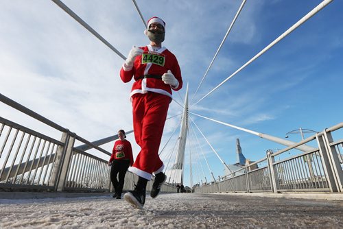 December 5, 2015 - 151205  -  Santa, a.k.a. Alan McGreevy and Christina Fawcett run in the Salvation Army Santa Shuffle Saturday, December 5, 2015. John Woods / Winnipeg Free Press