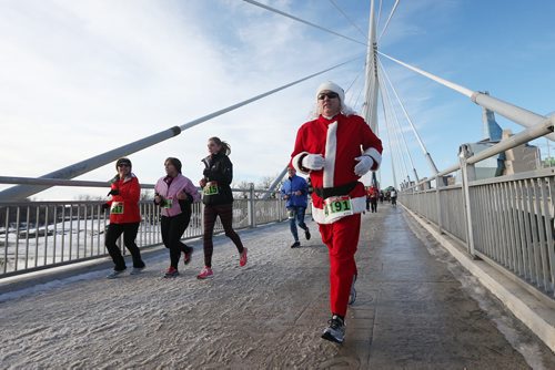 December 5, 2015 - 151205  -  Santa runs the Salvation Army Santa Shuffle Saturday, December 5, 2015. John Woods / Winnipeg Free Press