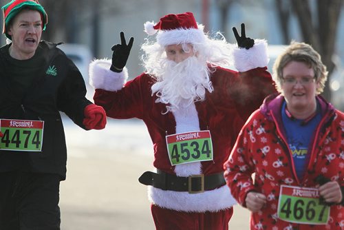 December 5, 2015 - 151205  -  Santa, a.k.a. Scott McCullouch runs in the Salvation Army Santa Shuffle Saturday, December 5, 2015. John Woods / Winnipeg Free Press