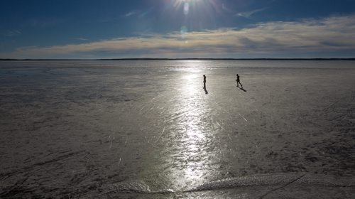 The whole of Clear Lake has frozen flat and almost perfectly clear which many are saying is a very rare event. 151207 - Monday, December 7, 2015 -  MIKE DEAL / WINNIPEG FREE PRESS