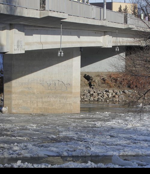 WINNIPEG, MB - Ice flows down the Assiniboine River under the Maryland Bridge. BORIS MINKEVICH / WINNIPEG FREE PRESS DEC 7, 2015
