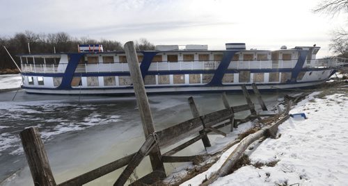 49.8  OLD BOATS. The River Rouge frozen in the  slough north of Selkirk, Mb.    Bill Redekop story   Wayne Glowacki / Winnipeg Free Press Dec. 8  2015