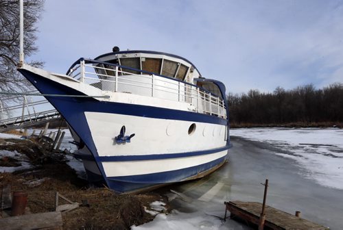 49.8  OLD BOATS. The River Rouge frozen in the  slough north of Selkirk, Mb.    Bill Redekop story   Wayne Glowacki / Winnipeg Free Press Dec. 8  2015