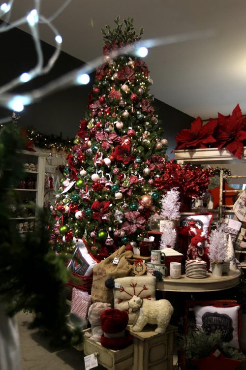 Heavily decorated fake trees on display at Shelmerdines. See Real vs Fake Christmas Tree, Erin Lebar story. Dec 10, 2015 Ruth Bonneville / Winnipeg Free Press