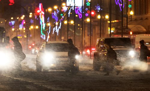 Heavy snow has started to fall in downtown Winnipeg near 745 AM Wednesday- Standup PhotoDec 16,2015   (JOE BRYKSA / WINNIPEG FREE PRESS)