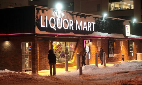 FIPPA report on violence at mb liquor stores, apparently new security has been hire to police the Ellice and Hargraeve store. (Though no security was spotted in or outside the store while takeing the photos)  December 17, 2015 - (Phil Hossack / Winnipeg Free Press)