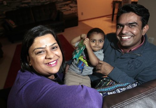 Retaining Refugees - Jyoti Balhara (left) poses with the husband Pardeep Punia and son Arjun (3) Monday. See Inayat Singh story. (ALTHOUGH THE STORY IS SLUGGED RETAINING REFUGEES, NIETHER OF THIS COUPLE WERE REFUGEES.  December 21, 2015 - (Phil Hossack / Winnipeg Free Press)