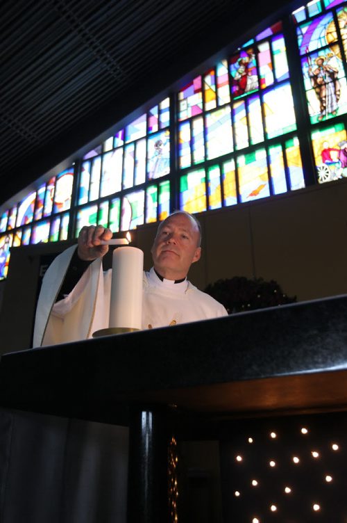 Christmas Front: Parish - St. Paul the Apostle, Father Eric Giddens Father Giddens prepares for his Christmas message to his parishoners on making room in their lives for the new Syrian family the church is sponsoring that will arrive in early in new year. See Paul Wiecek's story Dec 22, 2015 Ruth Bonneville / Winnipeg Free Press
