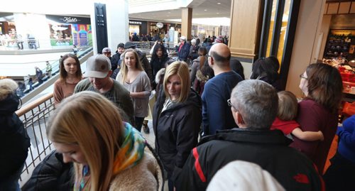 Boxing Day shopping at Polo Park, Saturday, December 26, 2015. (TREVOR HAGAN / WINNIPEG FREE PRESS)