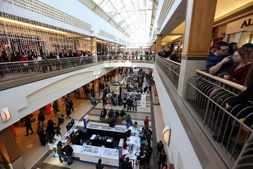 Boxing Day shopping at Polo Park, Saturday, December 26, 2015. (TREVOR HAGAN / WINNIPEG FREE PRESS)