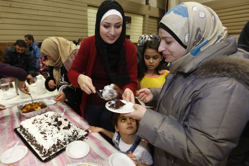 December 27, 2015 - 151227  - Members of the Grand Mosque on Waverley held a dinner for new Syrians Sunday, December 27, 2015.  John Woods / Winnipeg Free Press