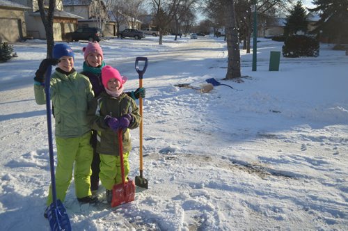 Driveway shovelling kids for Sinclair column: Left to right, Danika Coulthard, 11, Kristjana Gogan, 11, and Kaitlyn Coulthard, 8.  Gordon Sinclair Jr. photos/Winnipeg Free Press December 2015