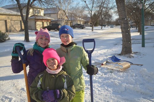 Driveway shovelling kids for Sinclair column: Left to right, Kristjana Gogan, 11, Kaitlyn Coulthard, 8 and Danika Coulthard, 11. Gordon Sinclair Jr. photos / Winnipeg Free Press