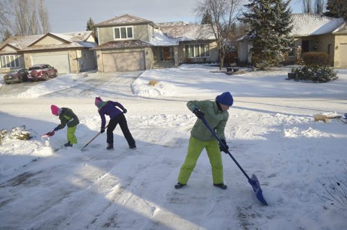 Driveway shovelling kids for Sinclair column: Left to right, Kaitlyn Coulthard, 8, Kristjana Gogan, 11,  and Danika Coulthard, 11.  Gordon Sinclair Jr. photos / Winnipeg Free Press December 2015