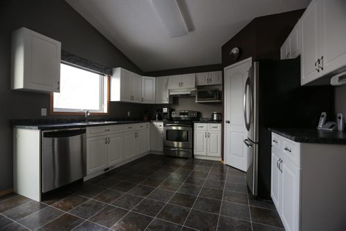 Homes Resale 113 Wayfarers Haven Kitchen 151228 - Monday, December 28, 2015 -  MIKE DEAL / WINNIPEG FREE PRESS