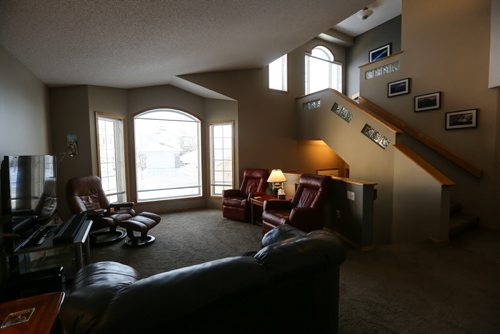 Homes Resale 113 Wayfarers Haven Living room with stairs to the second floor and to the basement. 151228 - Monday, December 28, 2015 -  MIKE DEAL / WINNIPEG FREE PRESS