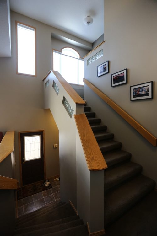 Homes Resale 113 Wayfarers Haven Living room with stairs to the second floor and to the basement. 151228 - Monday, December 28, 2015 -  MIKE DEAL / WINNIPEG FREE PRESS