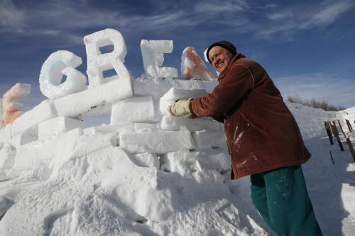John Woods / Winnipeg Free Press / February 2, 2008- 080202  - Ray Schwartz places a snow block in his great wall of snow in his back yard Saturday, February 2/08.