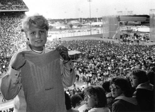 Laura Michalchyshyn holds up a concert t-shirt during the David Bowie concert at the Winnipeg Stadium on September 14, 1983. Dave Johnson / Winnipeg Free Press